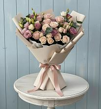 Букет цветов из:  Розы и Лизиантусы в Ольгинка