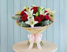Букет цветов из:  Лилии и Розы в Ольгинка
