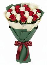 Букет Микс из красных и белых роз в Ольгинка