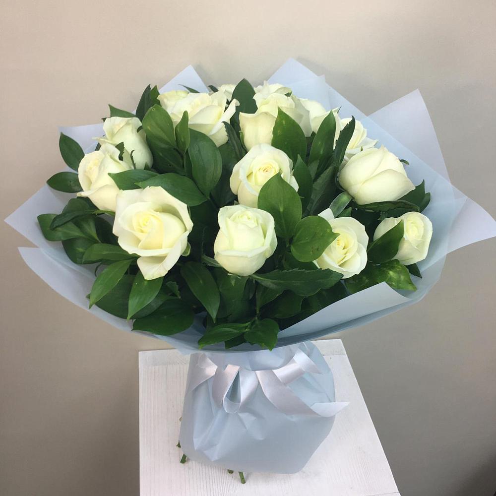 Букет 15 Белых роз Проуд в Ольгинка