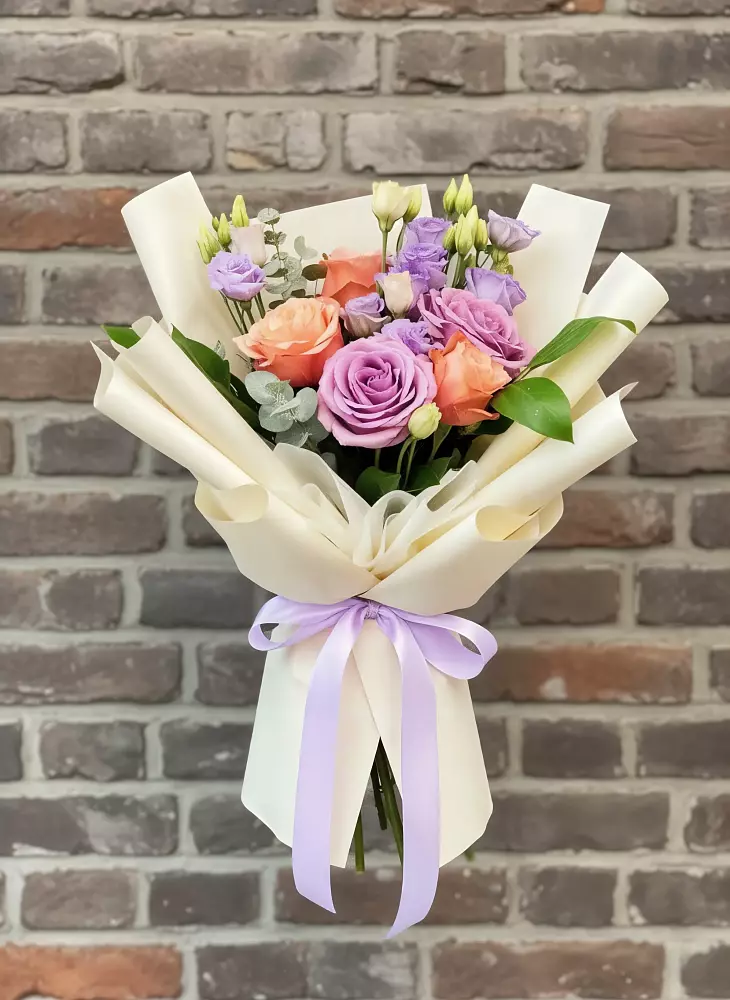 Букет цветов из: Лизиантусы и Розы в Ольгинка