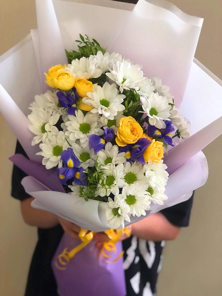 Букет цветов из: Ирисы, Хризантемы и Розы в Ольгинка