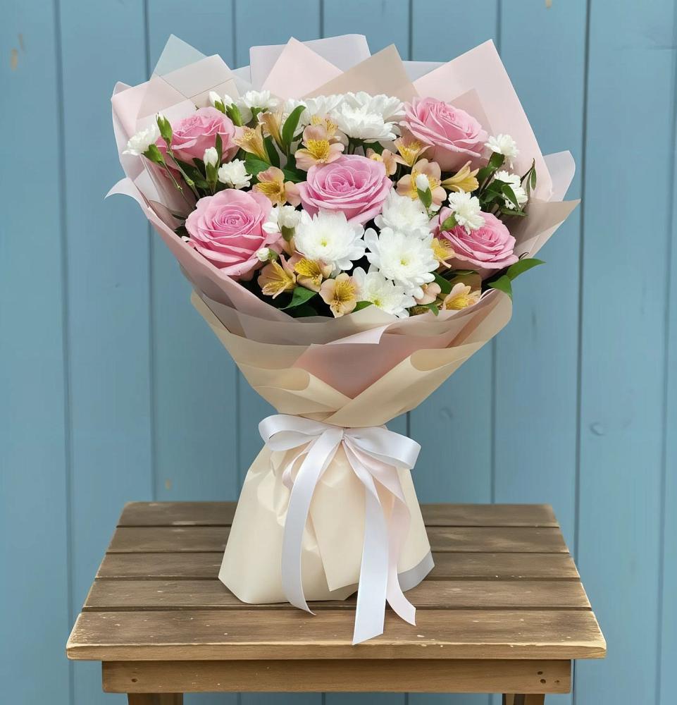 Букет цветов из: Гвоздики, Орхидеи и Розы в Ольгинка