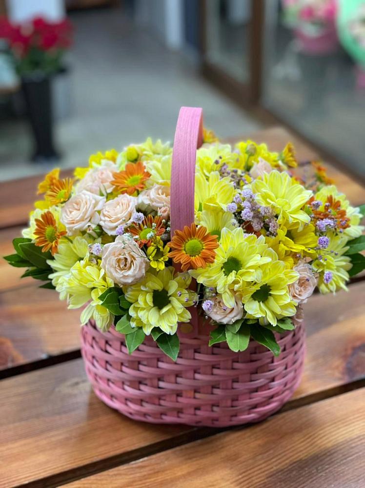 Цветочная композиция из Хризантемы и Розы в корзине в Ольгинка