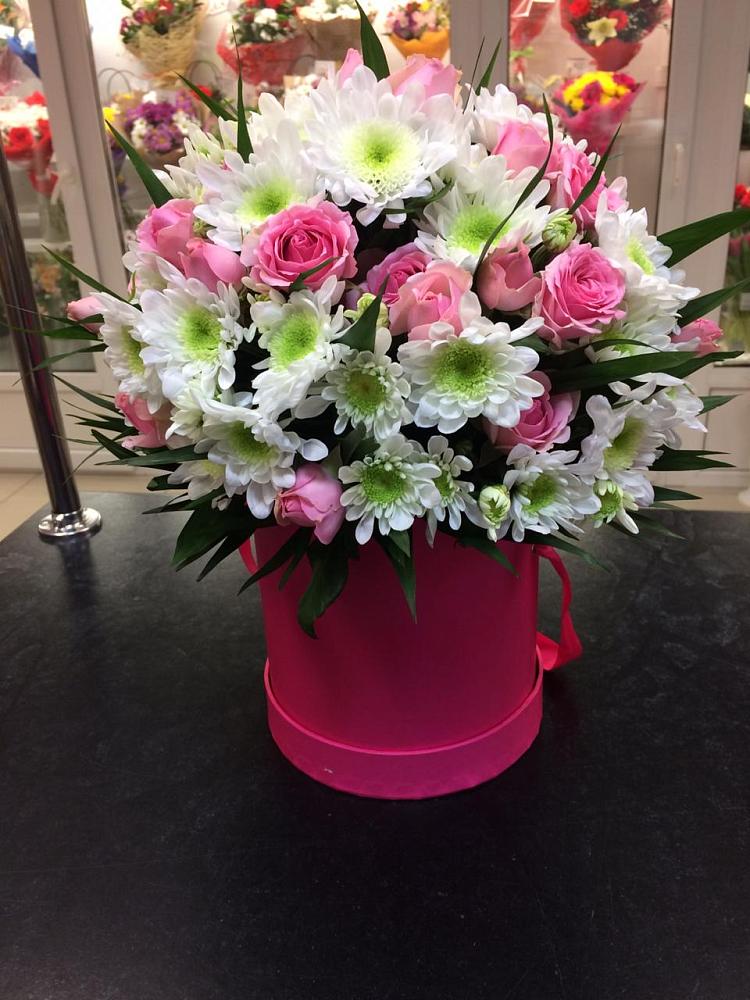 Цветочная композиция из Розы и Хризантемы в шляпной коробке в Ольгинка