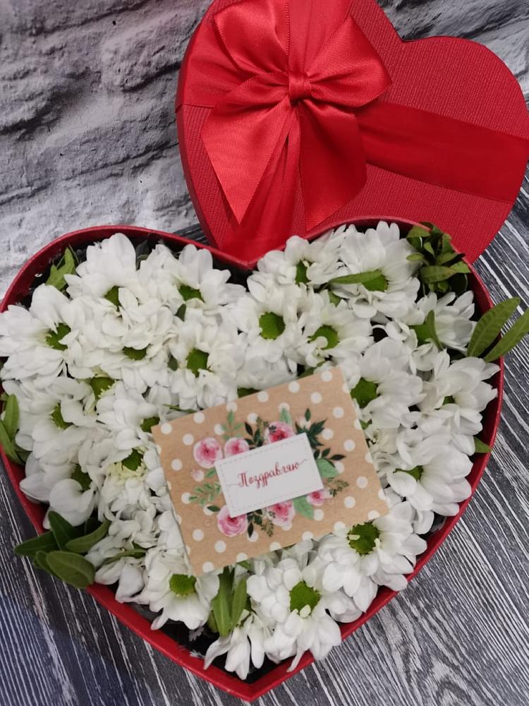 Цветочная композиция из Хризантемы в виде сердца в Ольгинка