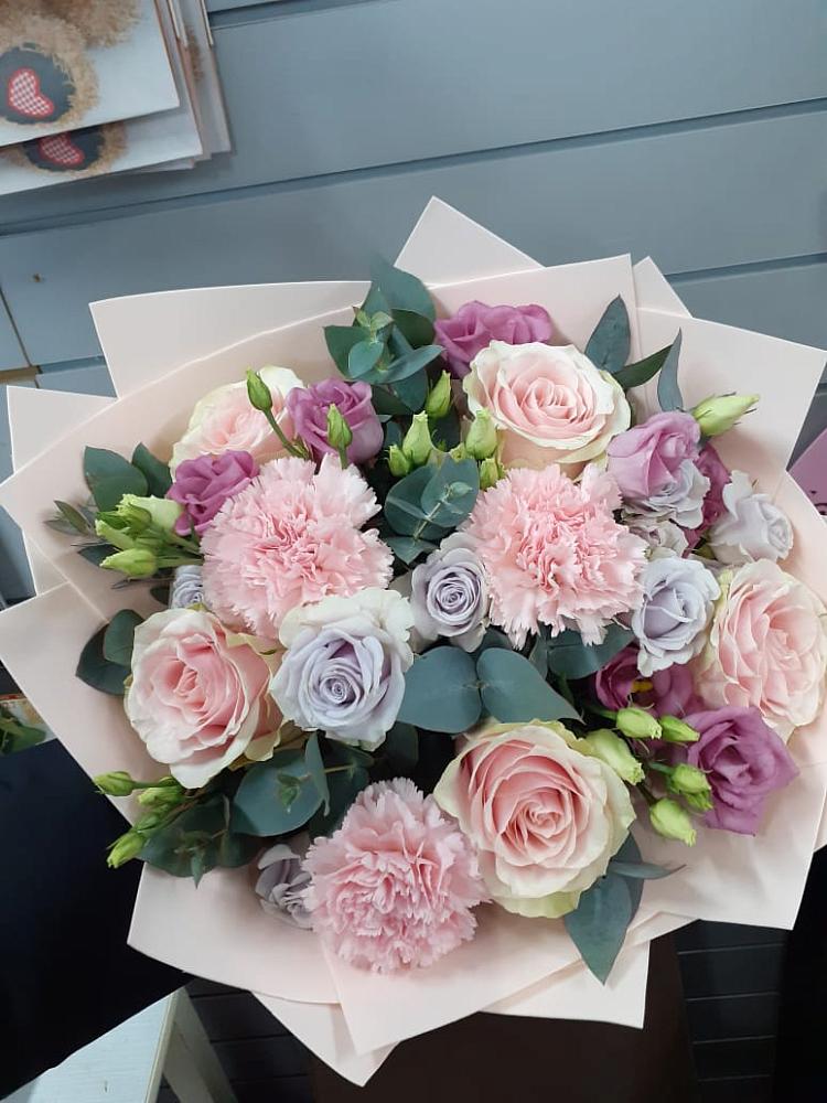 Букет цветов из: Розы, Гвоздики и Лизиантусы в Ольгинка