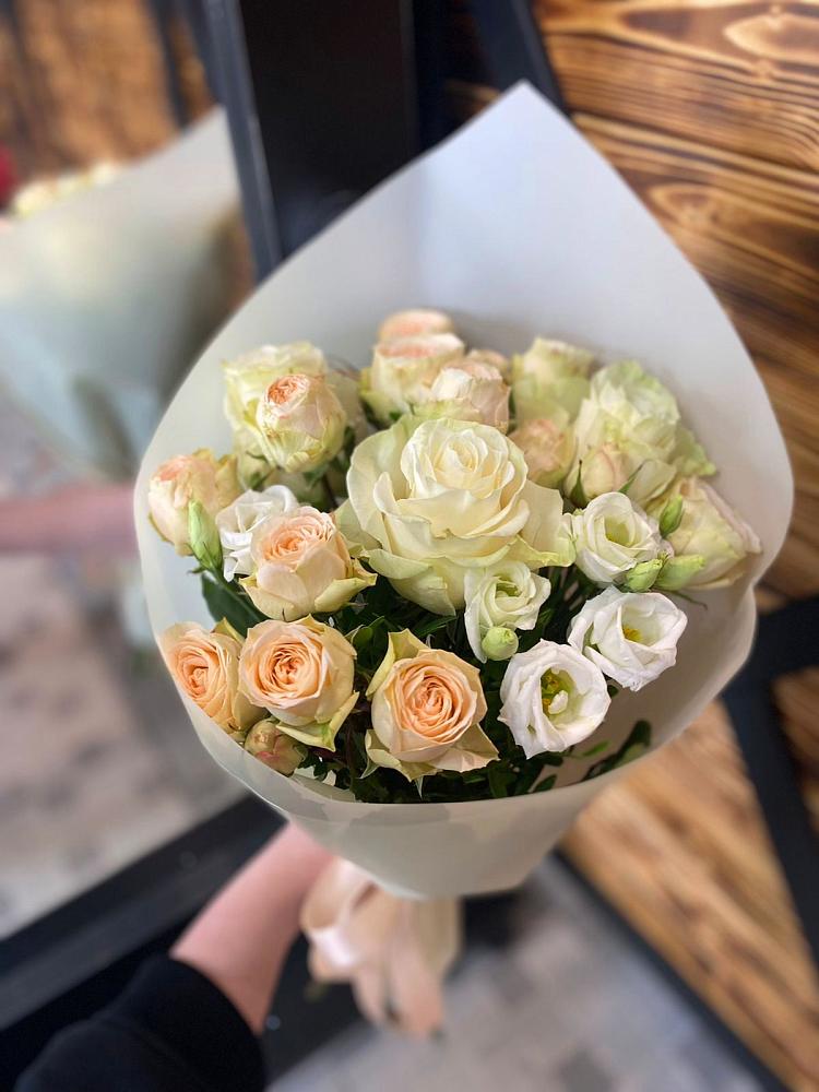 Букет цветов из: Розы и Лизиантусы в Ольгинка